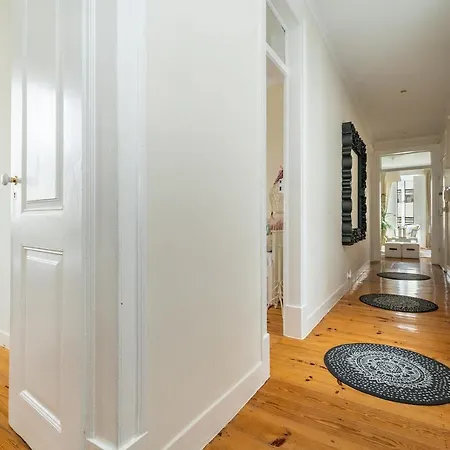 Stunning 5 Bedroom Flat With High Ceilings
