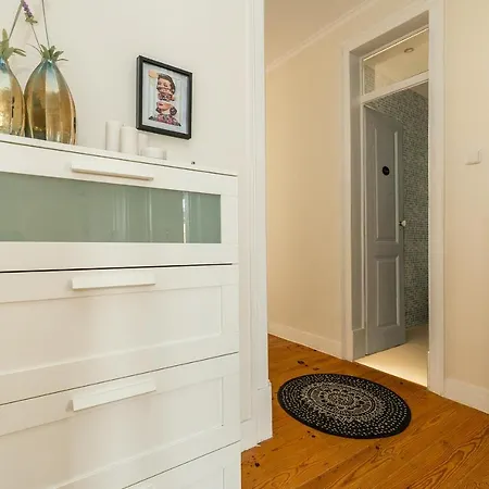 Stunning 5 Bedroom Flat With High Ceilings