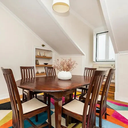 Stunning 5 Bedroom Flat With High Ceilings *