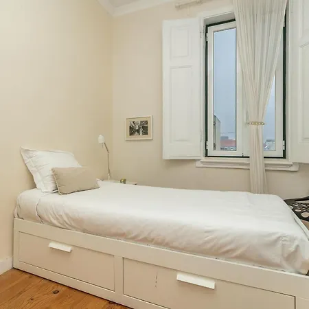 Stunning 5 Bedroom Flat With High Ceilings * 리스본