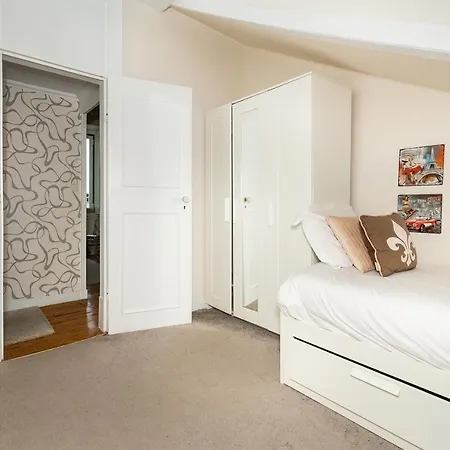 Stunning 5 Bedroom Flat With High Ceilings 아파트 리스본