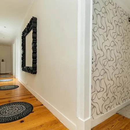 Stunning 5 Bedroom Flat With High Ceilings * 리스본